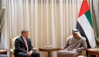 الشيخ محمد بن زايد آل نهيان خلال استقبال وزير الجيش الأمريكي- أرشيفية