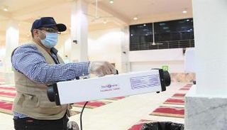 جانب من إجراءات تطهير وتعقيم المسجد الحرام باستخدام تقنية 