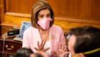 بيلوسي تخيّر النواب: إما الكمامة أو الطرد