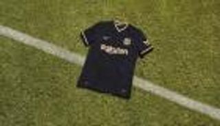 مصنوع من النفايات.. برشلونة يلجأ للقميص الأسود للمرة الثالثة