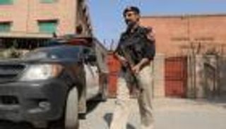 قصف باكستاني يودي بحياة 15 أفغانيا وجهود لاحتواء التوتر