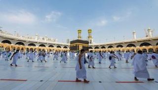 الحجاج يؤدون طواف الإفاضة بالمسجد الحرام