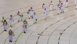 حجاج يؤدون طواف الإفاضة