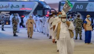 حجاج يصلون إلى مشعر منى 