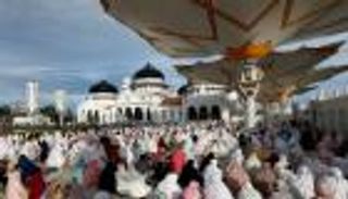 مسلمو آسيا يؤدون صلاة عيد الأضحى وسط إجراءات وقائية