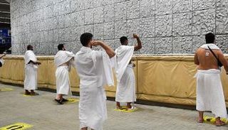 حجاج يرمون جمرة العقبة خلال شعائر الحج