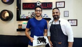 المصفف المصري سامح سلام مع أحد المتبرعين بالشعر