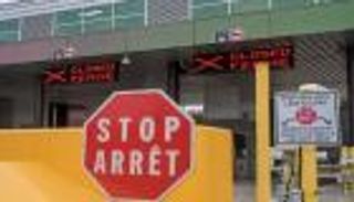 كندا تقاطع مسافري العالم.. وتفتح حدودها لأكبر بؤرة كورونا