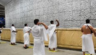 الحجاج يرمون جمرة العقبة