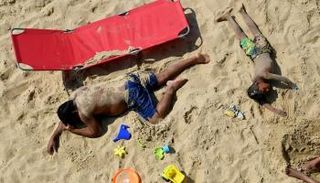 الناس يستمتعون بالطقس الحار في بريطانيا