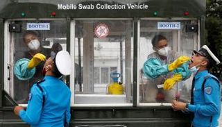 عيادة متنقلة توفر خدمة إجراء فحوص كورونا