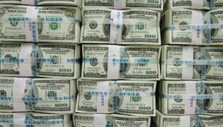  أكوام من 100 دولار - رويترز