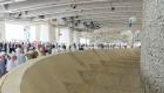 حجاج بيت الله الحرام يرمون الجمرات في ثاني أيام التشريق