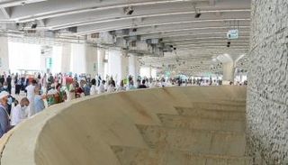 حجاج بيت الله الحرام يرمون الجمرات