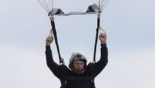 توم كروز يقفز من ارتفاع 10 آلاف قدم بـ