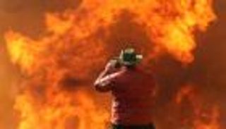 حرائق الغابات بجنوب كاليفورنيا تجبر 8 آلاف شخص على ترك منازلهم