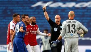 الحكم الإنجليزي أنتوني تايلور في مباراة أرسنال وتشيلسي