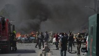 آثار انفجار إحدى العبوات الناسفة في أفغانستان- أرشيفية