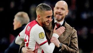 المغربي حكيم زياش ومدربه السابق إيريك تين هاج 