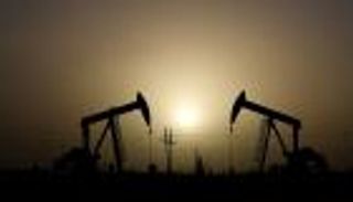 النفط يتراجع وسط مخاوف من زيادة معروض أوبك+