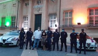 الكلب المفوض لوبو مع قائده 