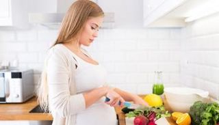 الخضراوات تمد المرأة الحامل بعنصر الحديد 