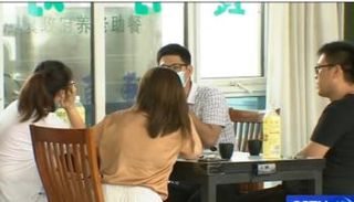 صينيون يستمتعون ببهجة العيد في مطعم "جينجتشنشيوان"