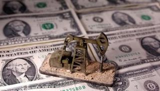 صعود الدولار والنفط وهبوط الذهب - رويترز