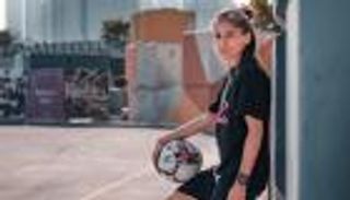 إماراتية تدخل موسوعة جينيس في ترويض الكرة