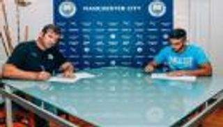 الميركاتو الصيفي.. مانشستر سيتي يعزز صفوفه بموهبة فالنسيا