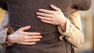 تقنية العناق وسيلة اللصوص لسرقة كبار السن في إيطاليا