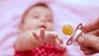 لهاية الأطفال.. الفوائد والأضرار