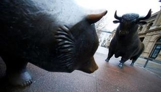 تمثالا الثور والدب خارج بورصة فرانكفورت - رويترز