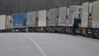 "التهريب" يكدس آلاف الشاحنات الإيرانية عند حدود أفغانستان