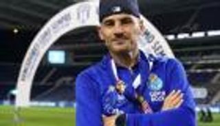 بالصور.. كاسياس يودع كرة القدم بتغيير كبير في ملامح وجهه