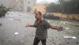 انفجار بيروت يصيب اللبنانيين بالصدمة