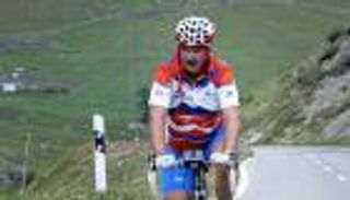 الوزير العجوز يجوب فرنسا على دراجة هوائية