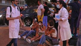 الشبان تجمعوا عند مدخل الطوارئ لتفقد أقربائهم 