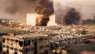 سحابة من الدخان الأسود تنتشر في سماء بيروت بعد الانفجار