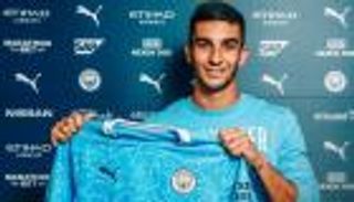 صراع ميسي ورونالدو.. لاعب مانشستر سيتي الجديد يخالف جوارديولا