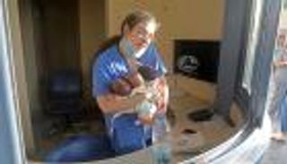 ممرضة وعاملة وعروسان.. مشاهد إنسانية في "جحيم بيروت"