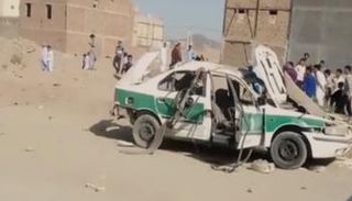 مركبة أمنية تضررت جراء الانفجار
