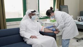 رئيس دائرة الصحة في أبوظبي يتلقى الجرعة الثانية من لقاح