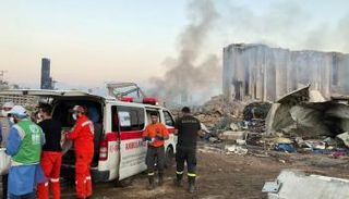 فريق إسعاف في موقع انفجار مرفأ بيروت