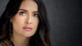 سلمى حايك ونجوم العالم يدعمون لبنان: قلبي مكسور