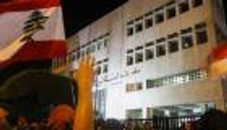 المركزي اللبناني يتدخل لإنقاذ بيروت.. قروض وأسعار جديدة لليرة