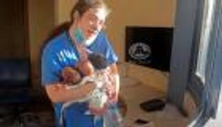 مصور اللقطة الأيقونية لممرضة تنقذ رضعا: مشهد مغاير لكل دمار بيروت