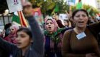 كورونا يزيد معاناة المرأة التركية.. تعمل 4 أضعاف الرجل