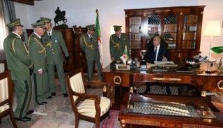 الرئيس الجزائري وكبار قادة الجيش - أرشيفية