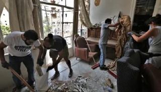 متطوعون يشاركون بأعمال التنظيف داخل مبنى في بيروت